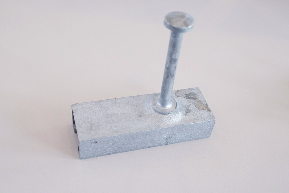 Ankerschiene aus einem Schienenprofil mit unlösbar angeschlossenen Ankern