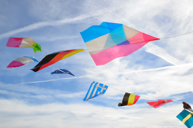 Miniaturflaggen verschiedener EU-Länder wehen im Wind